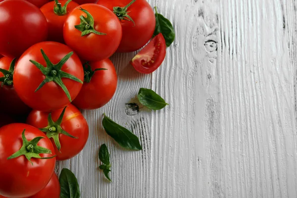 Rode tomaten op houten achtergrond — Stockfoto