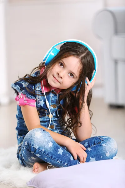 Little girl with headphones — Stock Photo, Image