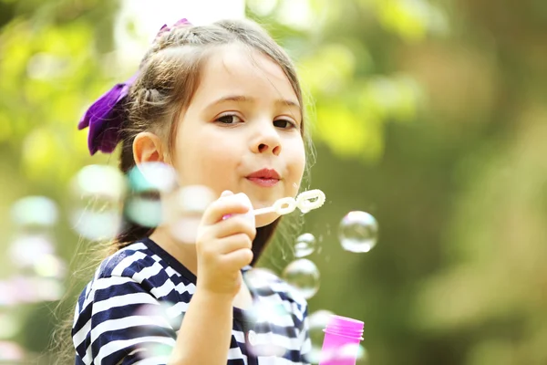 Gelukkig meisje met bubbels — Stockfoto