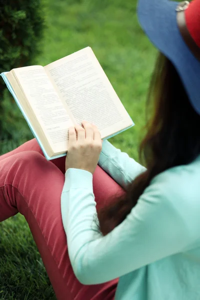 Mujer joven con libro — Foto de Stock