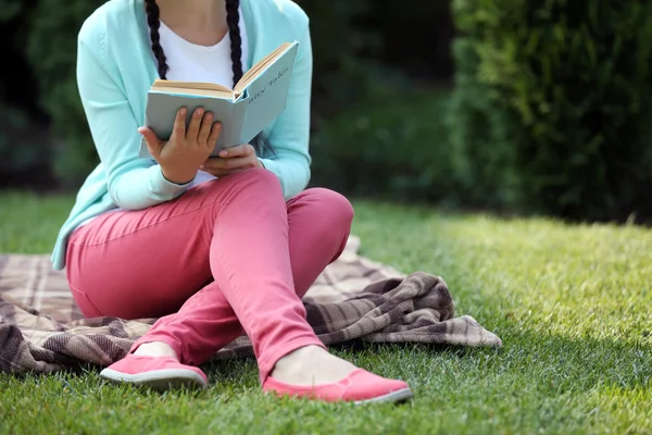 Jovem mulher com livro — Fotografia de Stock