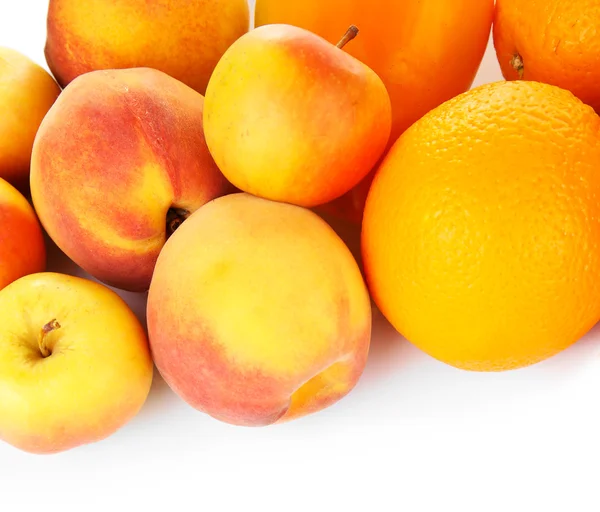 Composición de frutas y verduras brillantes aisladas en blanco — Foto de Stock