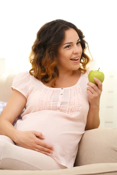 かわいい幸せな妊娠中の女性 — ストック写真