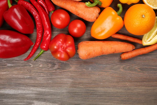 Fruits et légumes sur table en bois — Photo