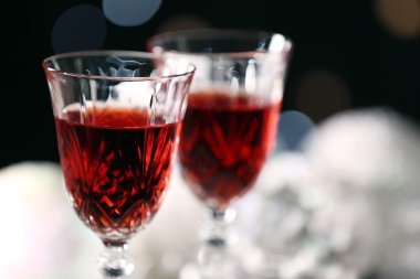 Karlı masada Noel süslemeleri ile şarap gözlük, yakın çekim