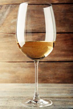 ahşap masa üzerinde beyaz şarap