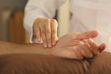 Klinikte nabız kontrol