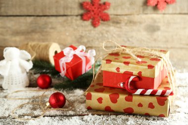 Tahta arka planda hediye kutuları