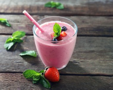 Ahşap arka plan üzerinde çilek ile taze çilekli yoğurt