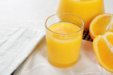 Gazete portakal ve mavi kareli peçete, suyu ile yakın çekim