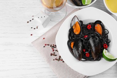 Makarna, midye, kireç ve şarap Beyaz ahşap zemin üzerine pişmiş