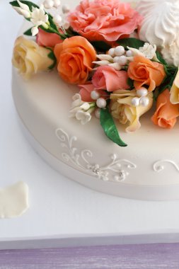 Güzel düğün pastası odası, masaya çiçek ile dekore edilmiş kapatmak