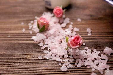 Spa kompozisyon çiçek ve su ahşap arka plan üzerinde taşlar