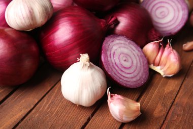 Ahşap zemin üzerine sarımsaklı taze kırmızı soğan