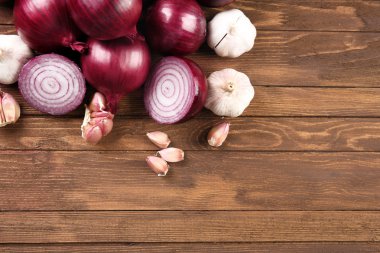 Ahşap zemin üzerine sarımsaklı taze kırmızı soğan