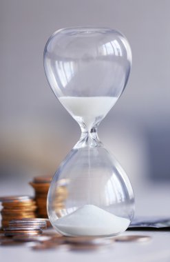 paralar ile antika kum saati  