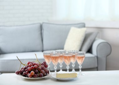 Evde yiyecek ve içecekler için arkadaşları ile tablo