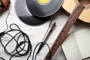 Görünümü gri ahşap arka plan müzik ürünlerine kadar kapatın