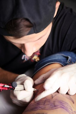 Dövmeci dövme yapar, yakın çekim