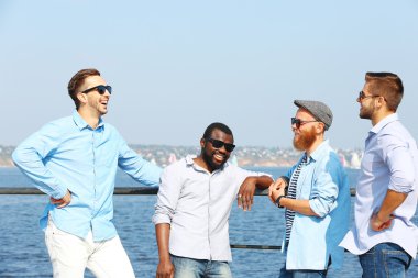 Erkekler riverside üzerinde rahatlatıcı