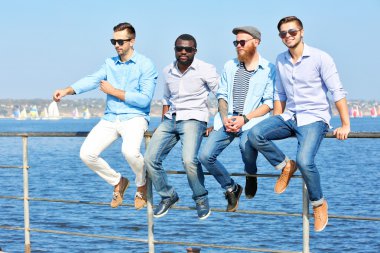 Erkekler riverside üzerinde rahatlatıcı