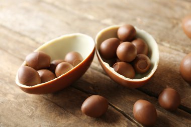Ahşap arka planda çikolatalı Paskalya yumurtaları