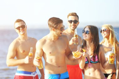 Mutlu arkadaş sahilde bira içmek