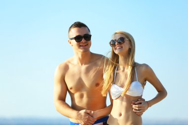 Mutlu çifti kumsalda sarılma