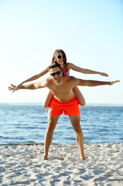 Kız sırtında taşıyan adam 