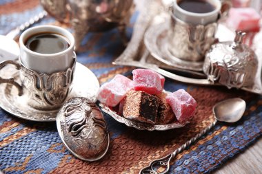 Çay-Türk lokumu ile tablo yakın çekim seti antik