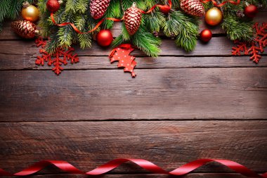 Ahşap arka planda Noel dekorasyon çerçevesi