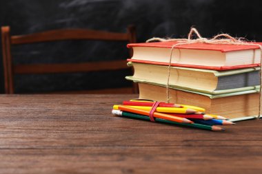 Renkli kalemler ile kayıtlarda ahşap masa yığını