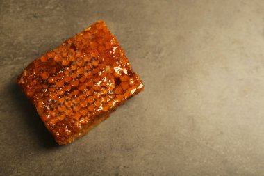 Gri arka plan üzerinde petek