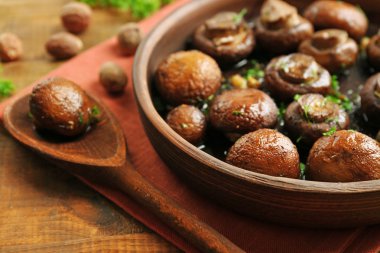 Tereyağı, maydanoz ve kavrulmuş sarımsak kahverengi kase pişmiş petrol mantar