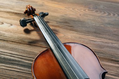 Ahşap arka planda keman