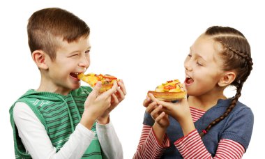 Çocuklar pizza yiyor.  