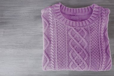 El sıcak giysiler üzerinde ahşap arka plan yapımı