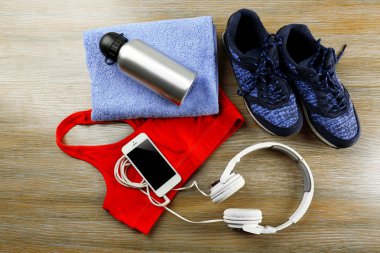 Spor ve kulaklık ile akıllı telefon için ahşap masa arka plan ayarla 