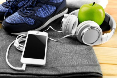 Spor giyim ve malzemeleri ahşap arka plan üzerinde