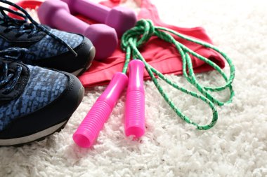 Spor giyim ve malzemeleri beyaz arka plan halı