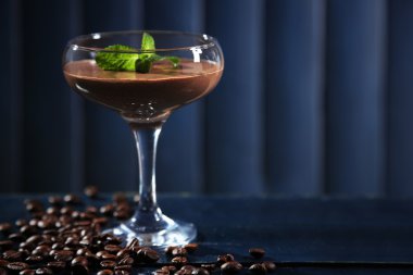 Cam renk ahşap arka plan üzerinde çikolata tatlı