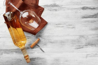 Tirbuşon hafif ahşap zemin ile şarap