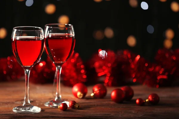 Şarap gözlük ile Noel dekorasyonları ahşap tablo — Stok fotoğraf