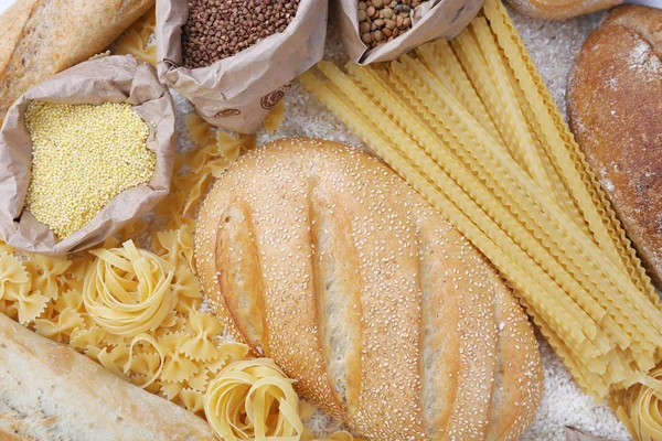 Blandede brød, makaroni og korn baggrund, nærbillede - Stock-foto