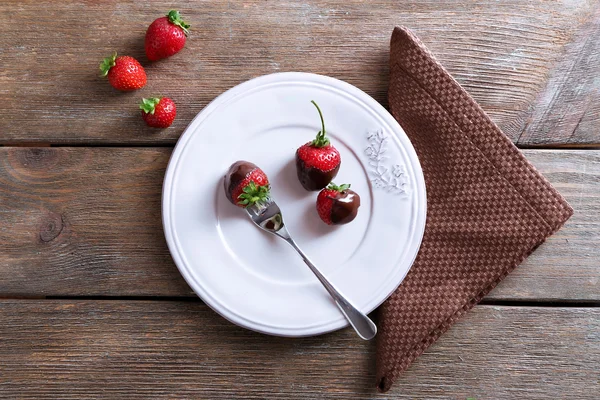 Läckra jordgubbar i choklad — Stockfoto