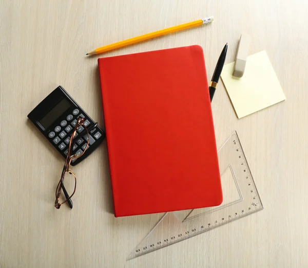 Caderno vermelho com artigos de papelaria — Fotografia de Stock