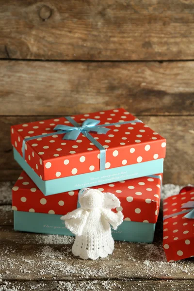 Cajas de regalo sobre fondo de madera — Foto de Stock