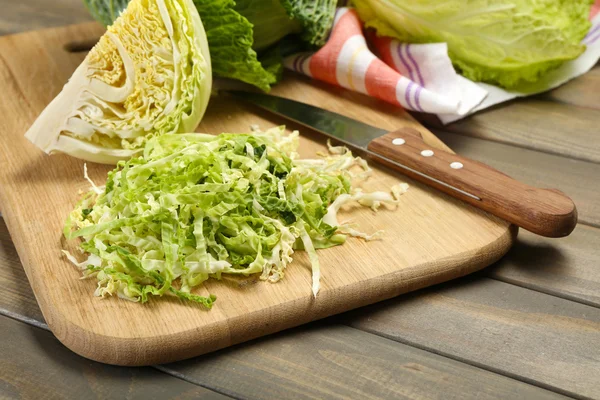 Cut savoy cabbage on wooden cutting board — Stock Photo, Image