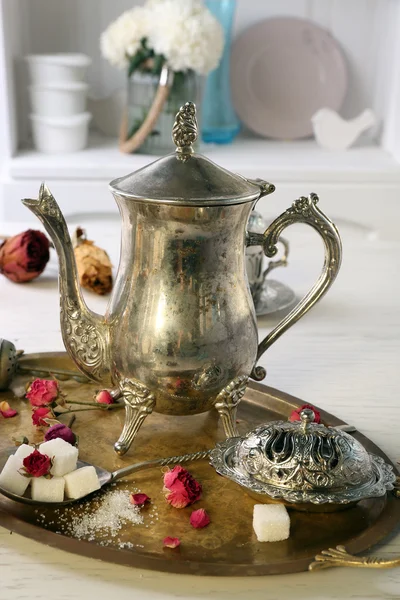 茶具和茶玫瑰花朵上表特写 — 图库照片
