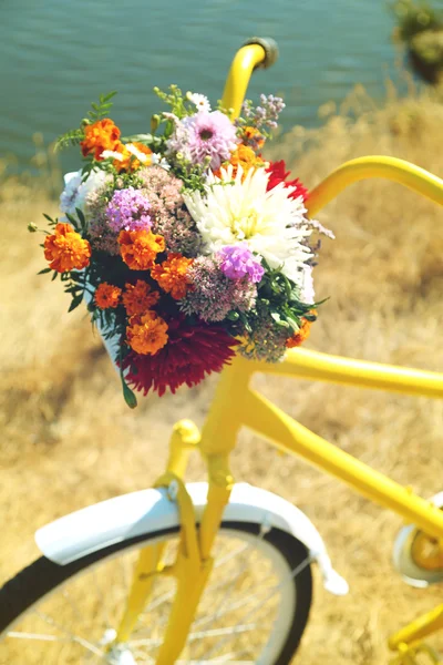 Rower z bukietem kwiatów — Zdjęcie stockowe